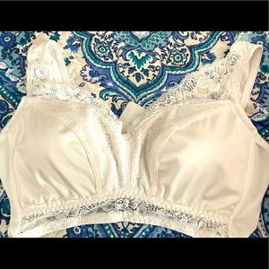 Like New White satin & Lace Bra Sz 1X